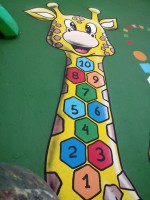 /album/galeria-de-fotos/calcada-girafa-amarelinha-etrilha-sensorial2-jpg/